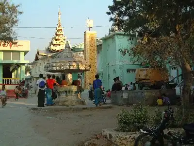 ミャンマーの寺院前