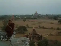 シュエサンドー・パゴダの上から、有名なナラヤン寺院