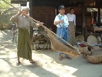 ロンジーはミャンマーの伝統的な巻きスカート